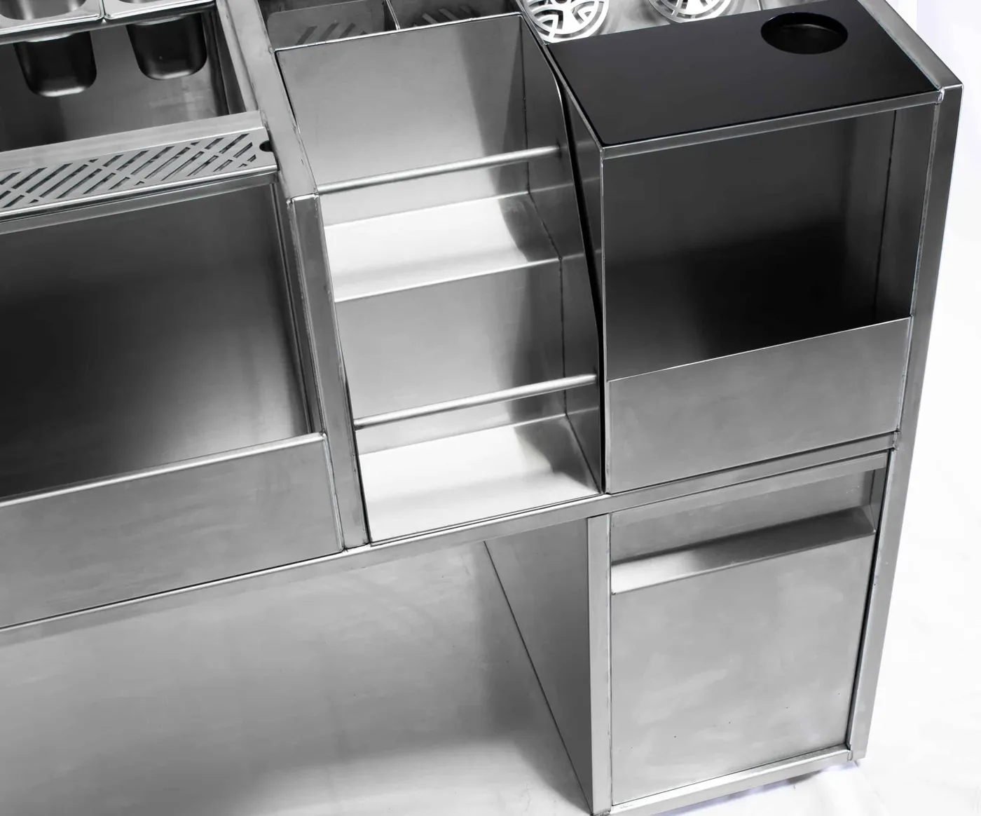 Integrated Flexdock bottle rail on a Kobayashi bartender station